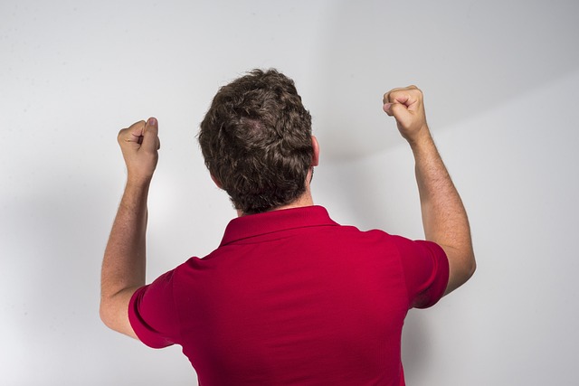 22岁国足新星6分钟登场就红牌！拳击对手+对裁判抗议，或遭追罚.